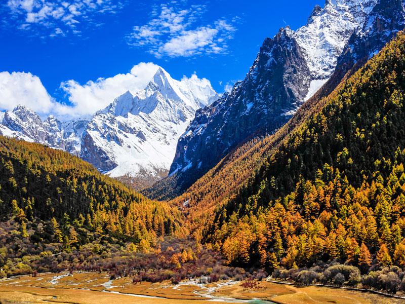 Le paysage de Sichuan Occidental à l'automne 
